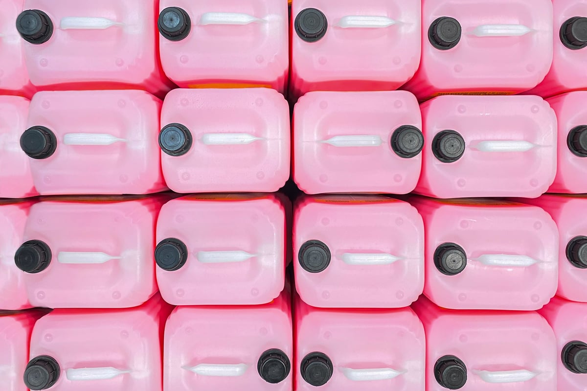Lote de jabón líquido antibacterial en garrafas plásticas almacenado en bodega