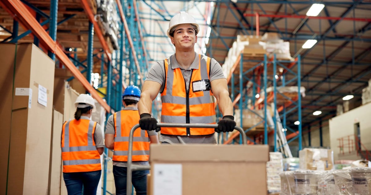 Trabajador de almacén preparando cajas para envío y control de inventario en un centro de distribución