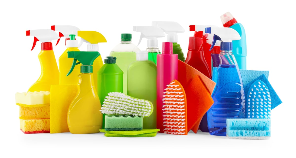 Set de diferentes productos de limpieza profesional aislados sobre fondo blanco