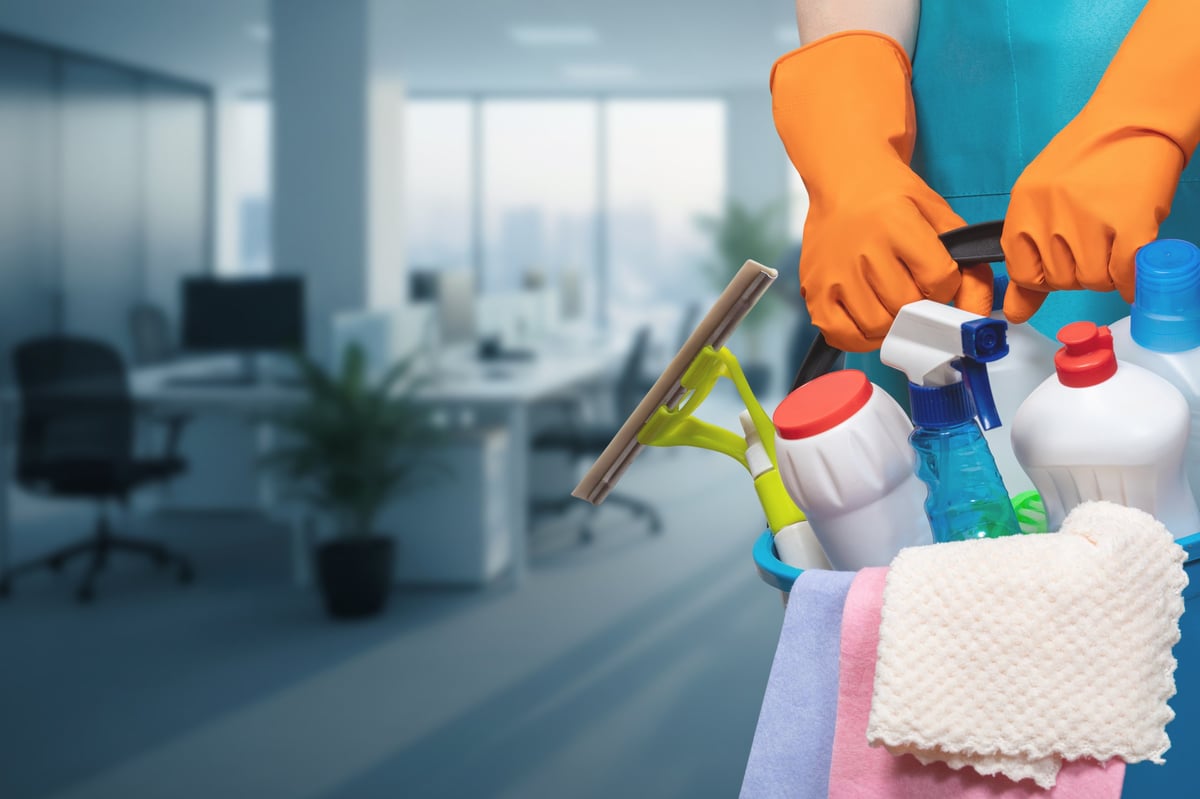 Personal preparando insumos de limpieza profesional para dar servicio en un espacio corporativo